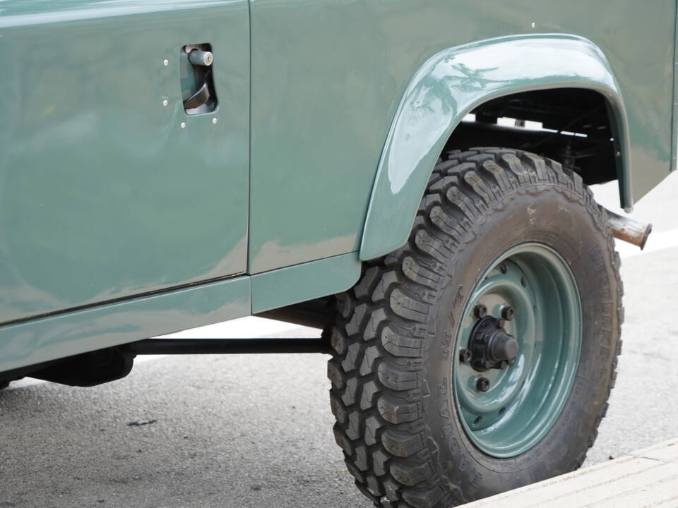 Bild 26/37 von Land Rover 90 (1987)