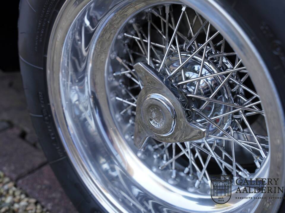 Image 17/50 de Ferrari 330 GT 2+2 (1965)