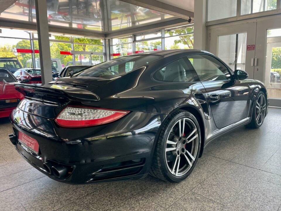 Immagine 6/17 di Porsche 911 Turbo (2010)