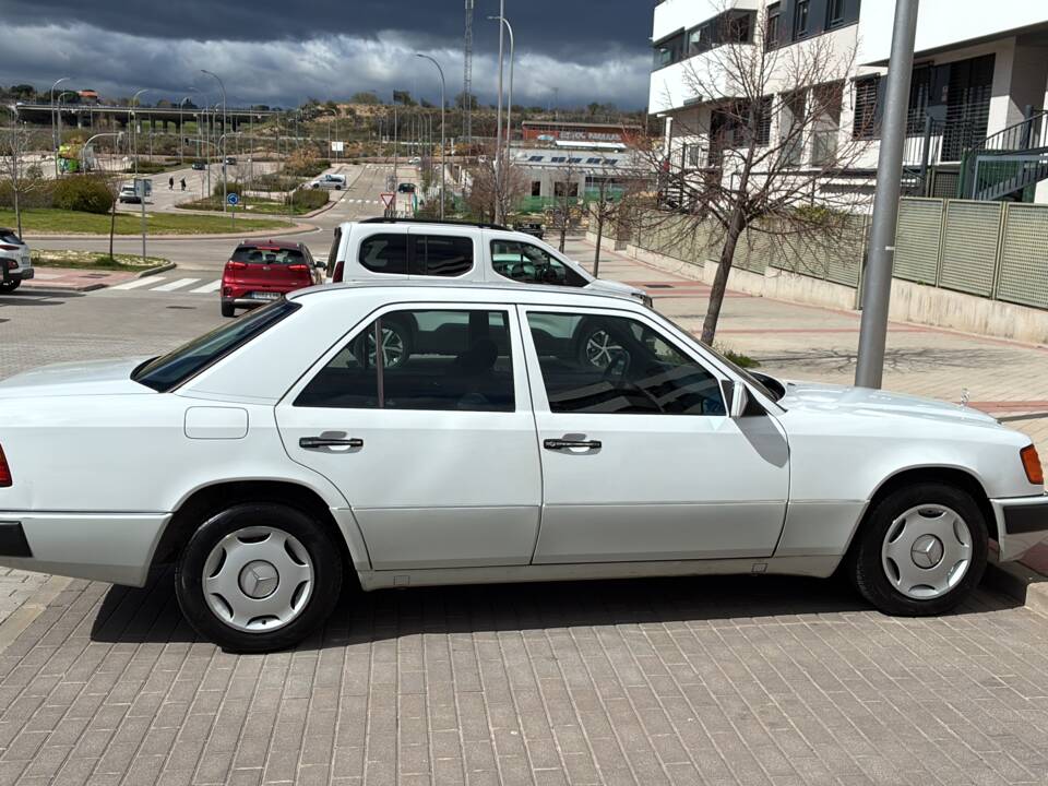 Immagine 4/33 di Mercedes-Benz 230 E (1992)