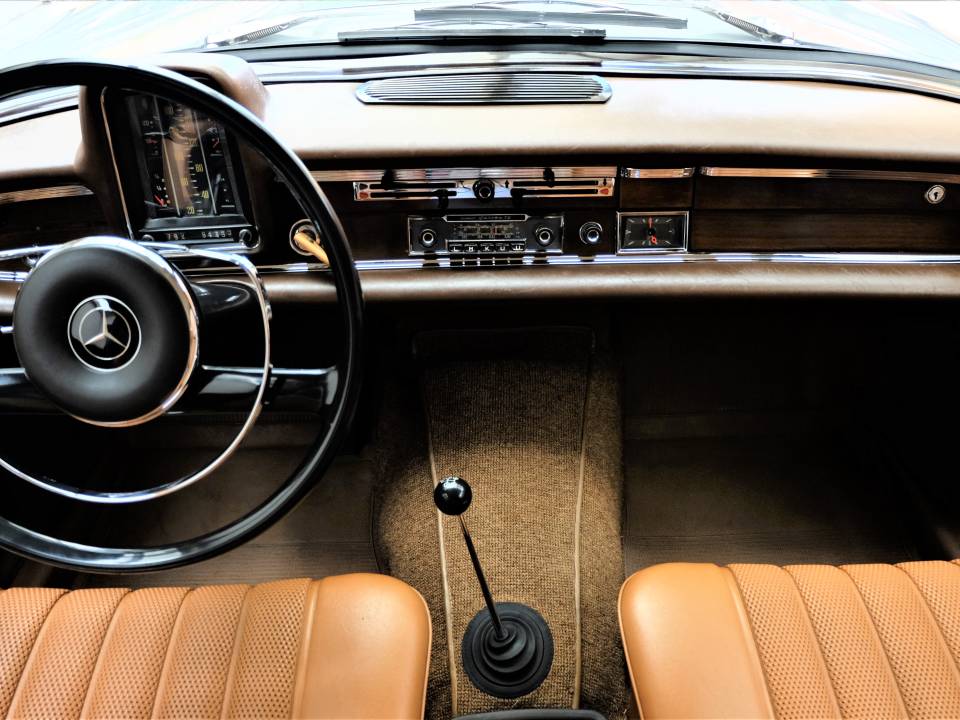 Image 33/89 of Mercedes-Benz 230 S (1967)