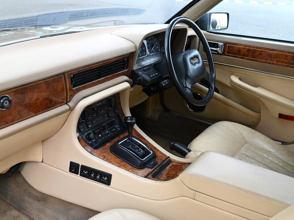 Image 13/21 of Daimler XJ 6 4.0 (1990)