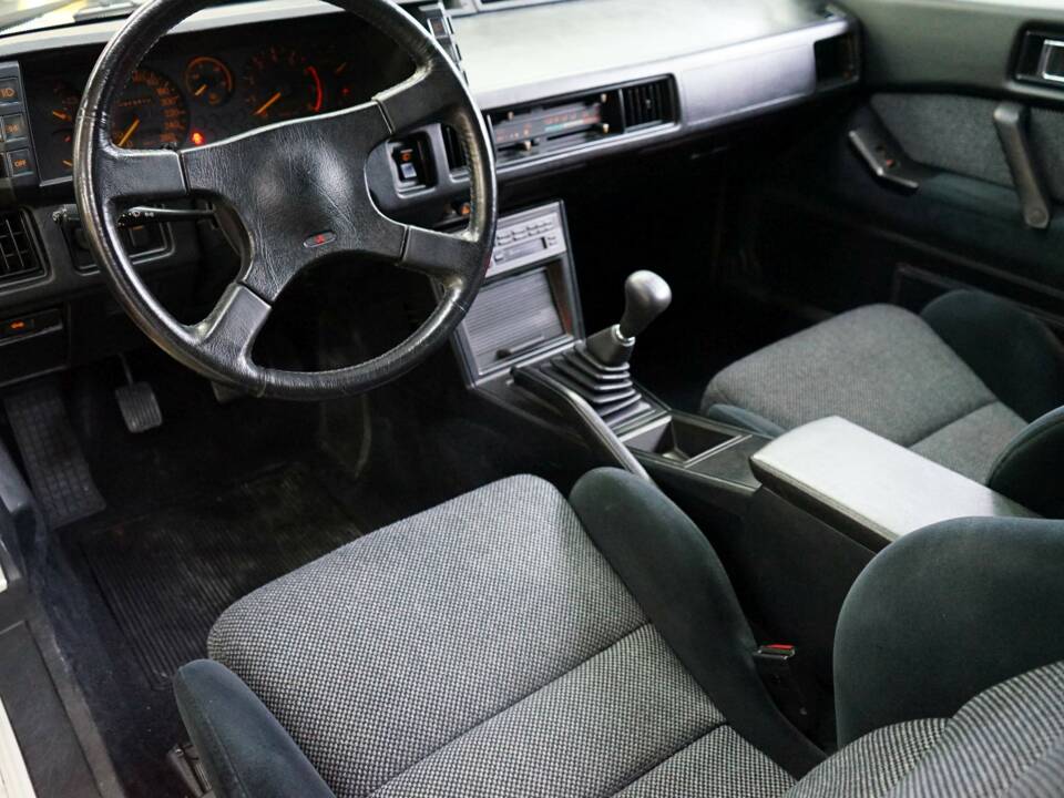 Image 26/55 of Mitsubishi Starion (1989)