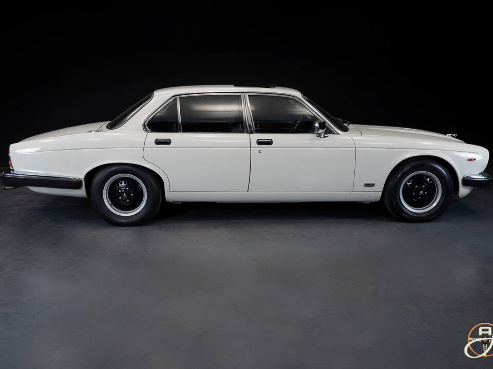 Image 6/22 of Jaguar XJ 12 (1986)