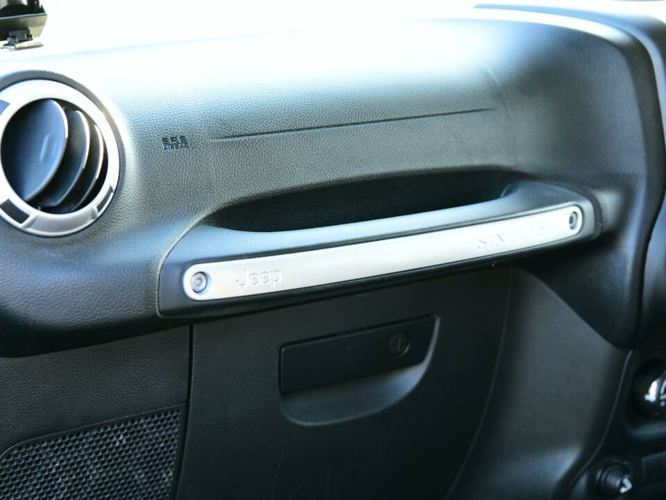 Image 47/50 de Jeep Wrangler Sahara 4.0L (2014)