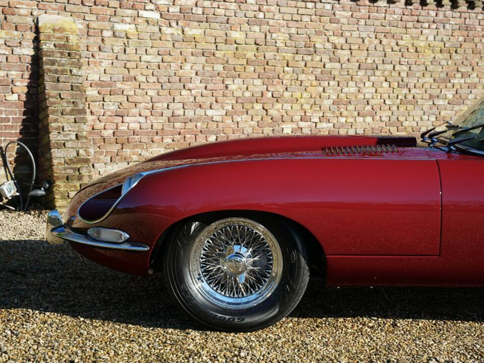 Image 11/50 de Jaguar E-Type (1968)
