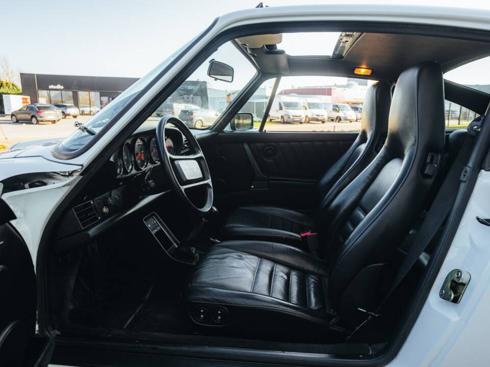 Bild 17/29 von Porsche 911 Carrera 3.2 (1989)