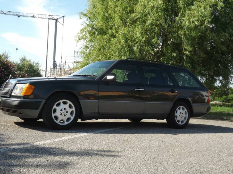 Afbeelding 6/50 van Mercedes-Benz 250 TD Turbo (1992)