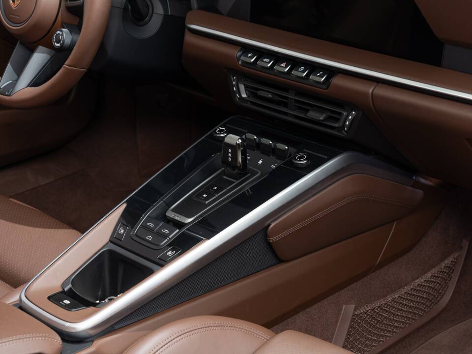 Image 21/31 de Porsche 911 Carrera 4 GTS (2024)