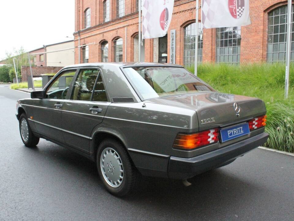Image 27/27 of Mercedes-Benz 190 E (1987)