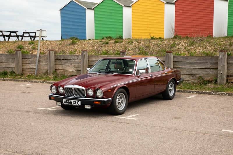 Image 14/50 of Daimler Double Six (1983)