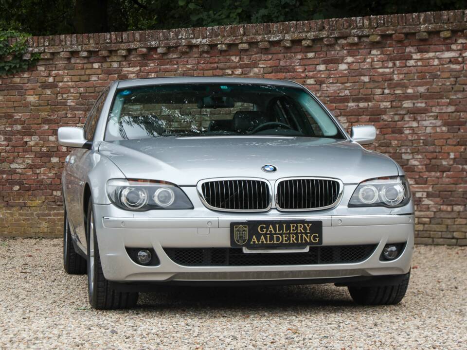 Obraz 49/50 pojazdu BMW 750i (2007)