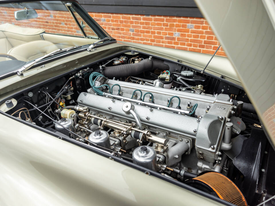Immagine 6/57 di Aston Martin DB 6 Volante (1969)