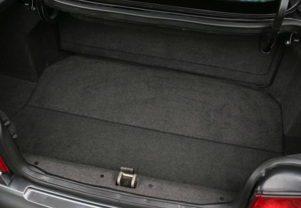 Image 30/34 of Aston Martin DB 7 (1999)