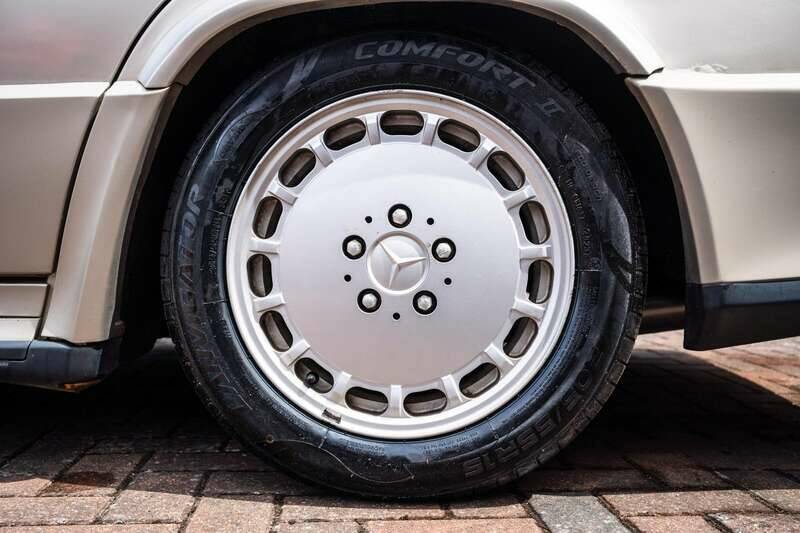 Image 28/50 of Mercedes-Benz 190 E 2.5-16 (1991)