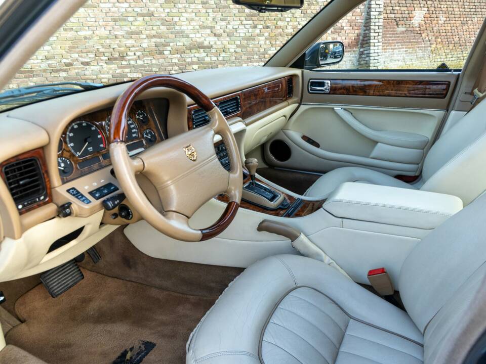 Image 46/50 of Jaguar XJ 6 4.0 Sovereign (1995)