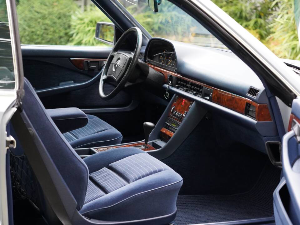 Image 2/12 of Mercedes-Benz 500 SEC (1984)