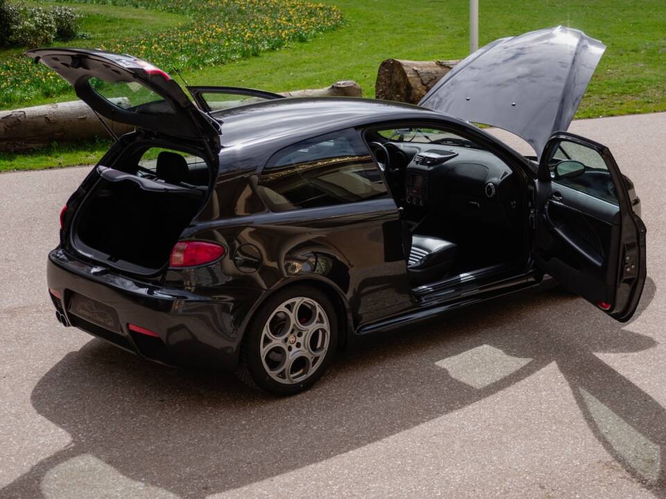Image 54/60 of Alfa Romeo 147 3.2 GTA (2003)