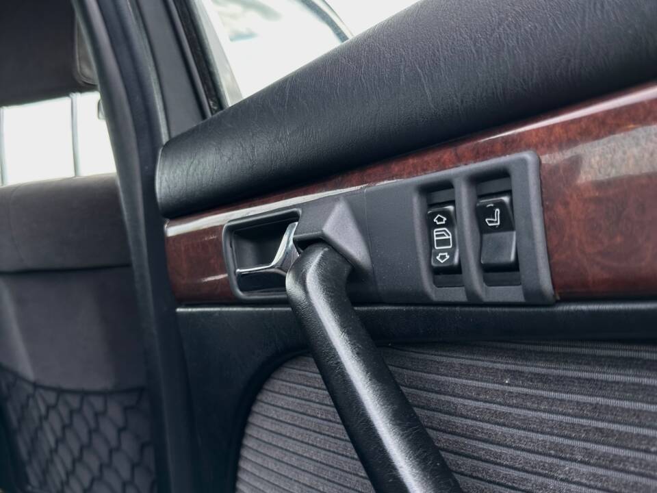 Image 14/18 de Mercedes-Benz 560 SEL (1986)