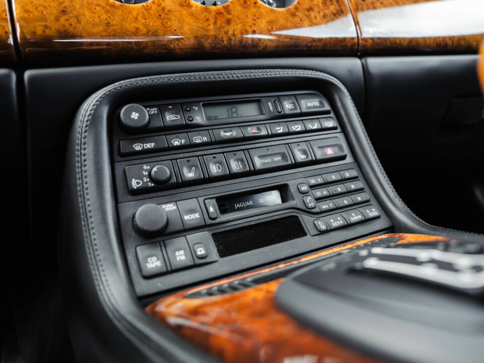 Imagen 24/36 de Jaguar XK8 4.0 (1999)