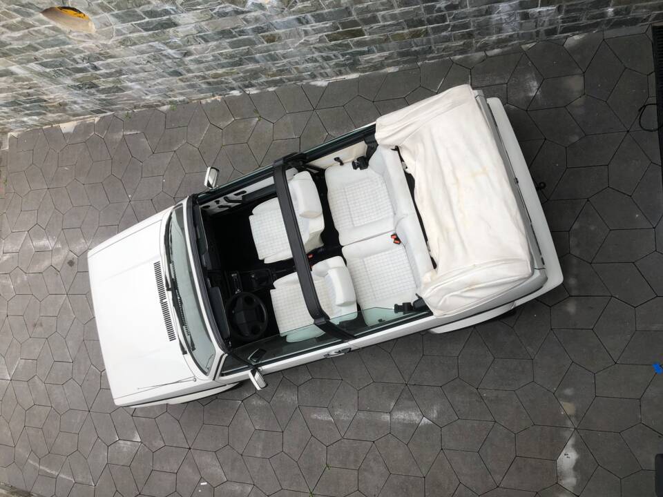Immagine 14/22 di Volkswagen Golf Mk I Convertible 1.8 (1989)