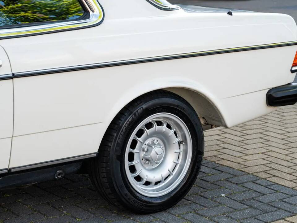 Image 19/62 of Mercedes-Benz 280 CE (1982)