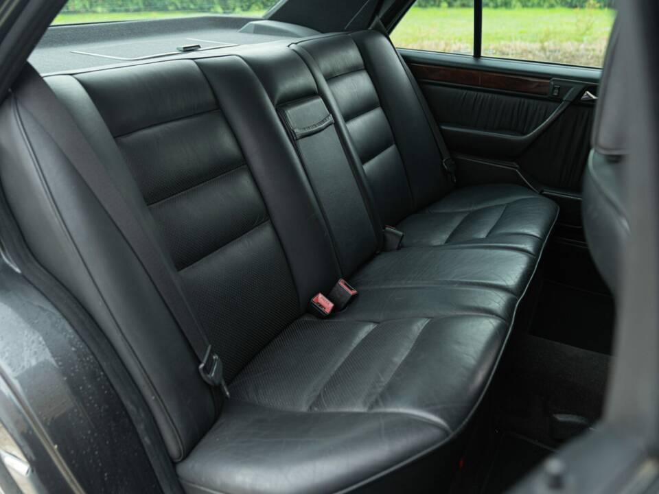 Image 24/49 of Mercedes-Benz 320 E (1993)