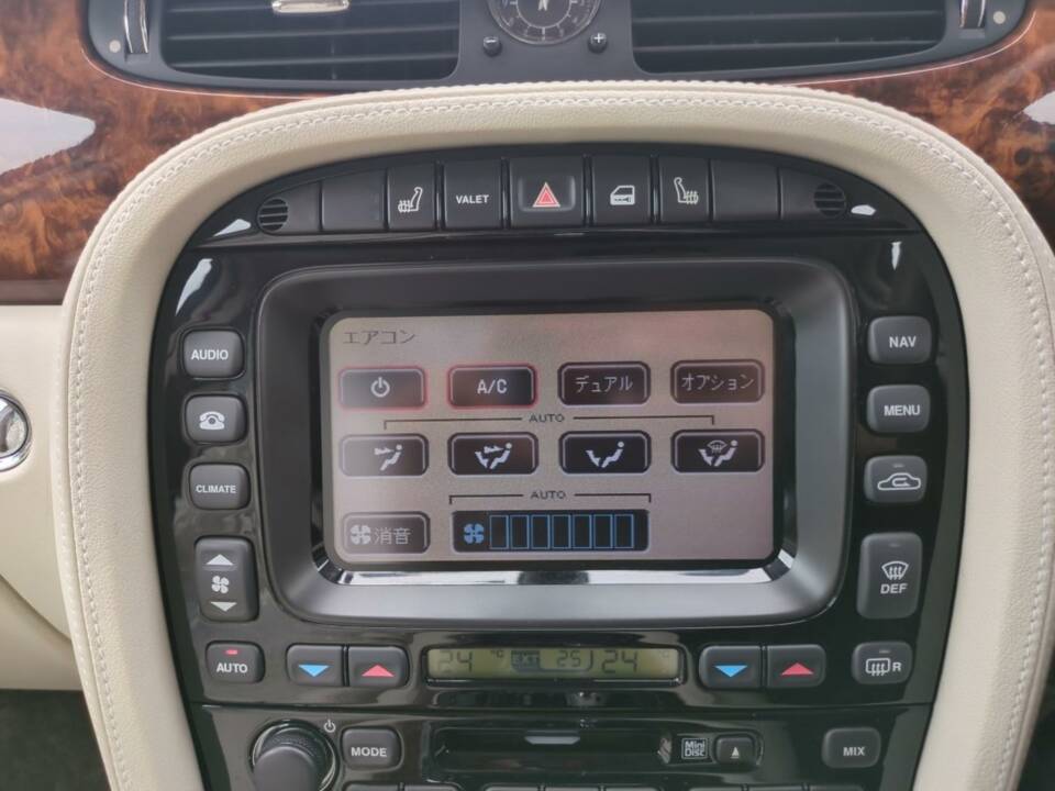 Image 23/25 de Jaguar XJ 8 4.2 (2003)