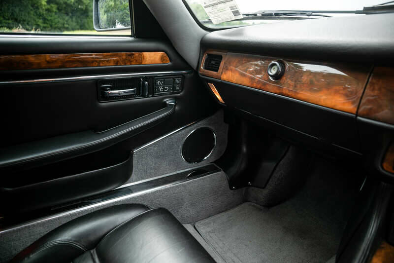Image 23/45 de Jaguar XJRS 6.0 (1993)