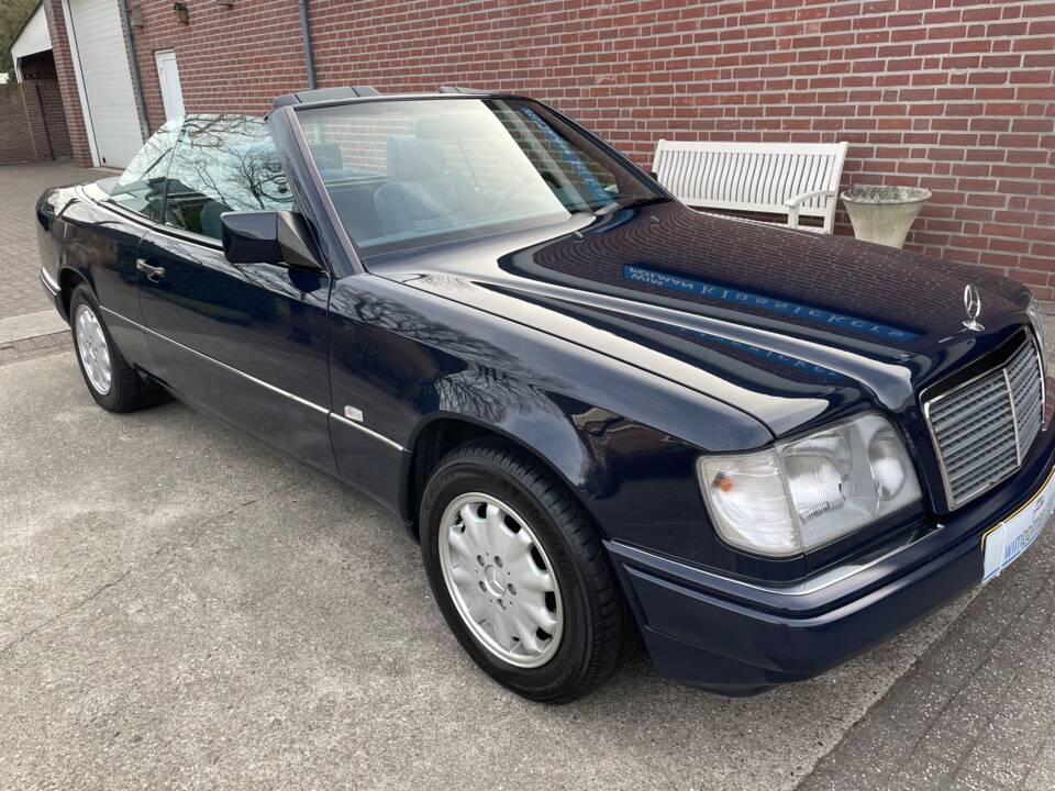 Image 4/25 of Mercedes-Benz E 200 (1996)