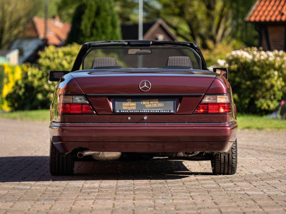 Bild 21/42 von Mercedes-Benz E 200 (1997)