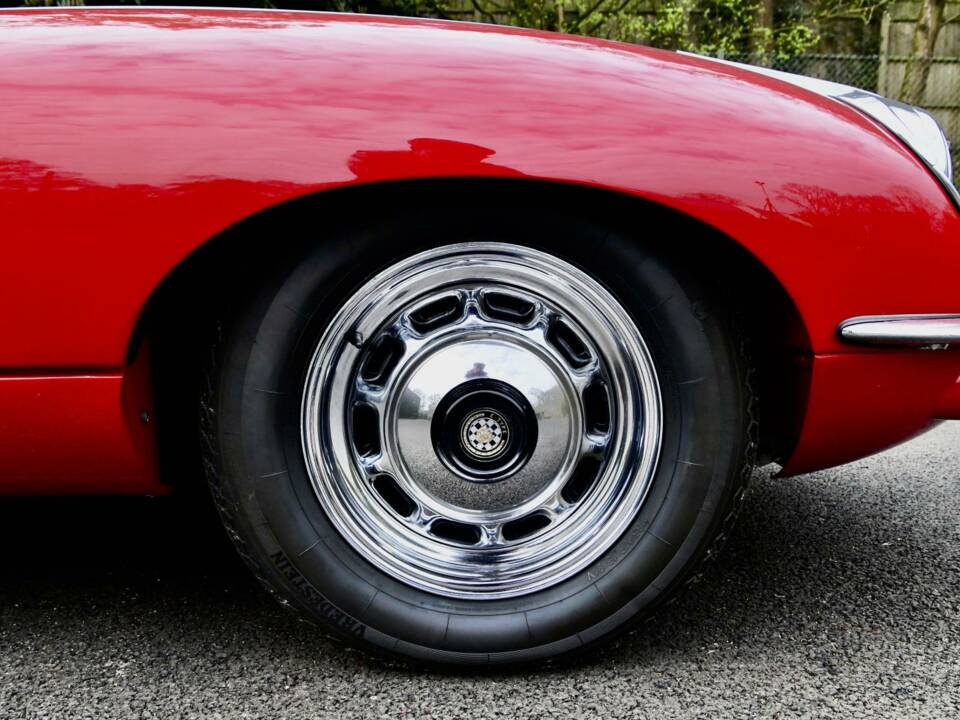 Image 41/49 de Jaguar E-Type (1970)