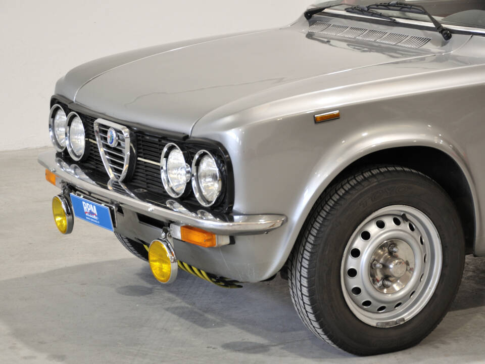 Image 9/34 of Alfa Romeo Giulia Nuova Super 1300 (1975)