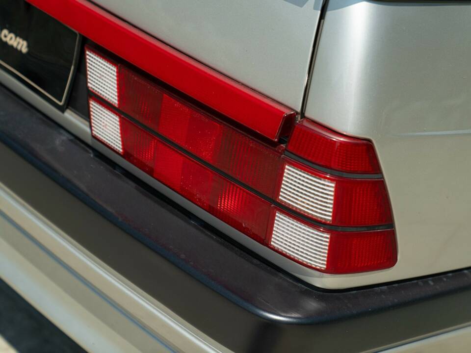 Obraz 22/50 pojazdu Alfa Romeo 75 2.0 Twin Spark (1989)