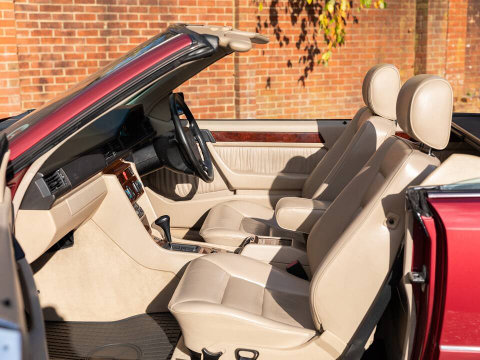 Bild 31/33 von Mercedes-Benz E 220 (1994)