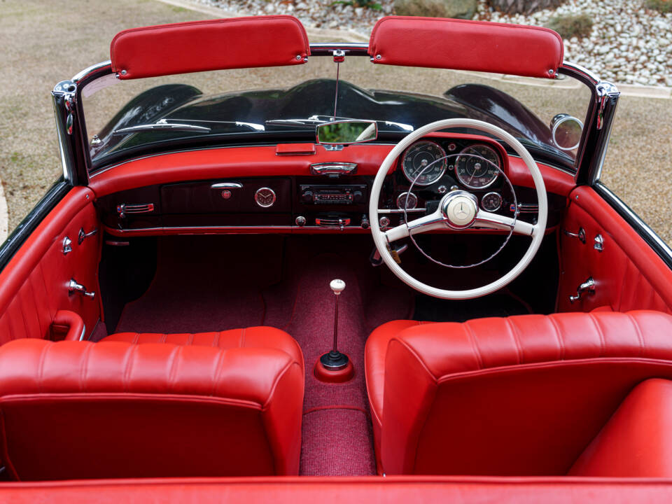 Image 13/26 of Mercedes-Benz 190 SL (1959)