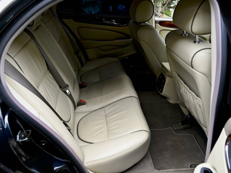 Image 33/50 of Jaguar XJ 8 4.2 (2006)