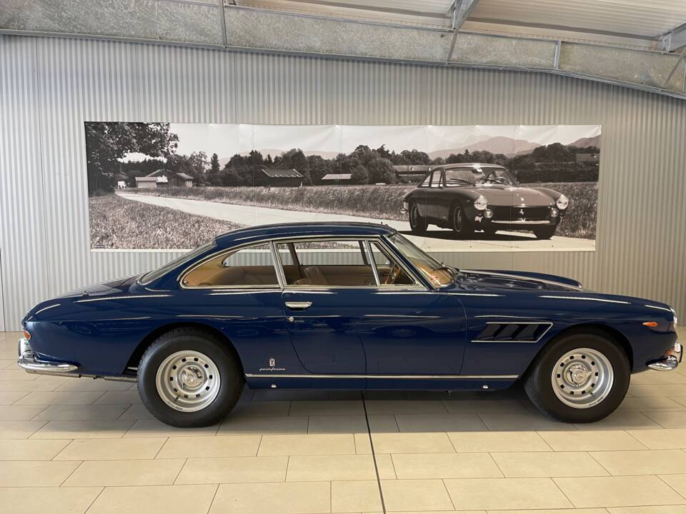 Image 2/20 of Ferrari 330 GT 2+2 (1967)
