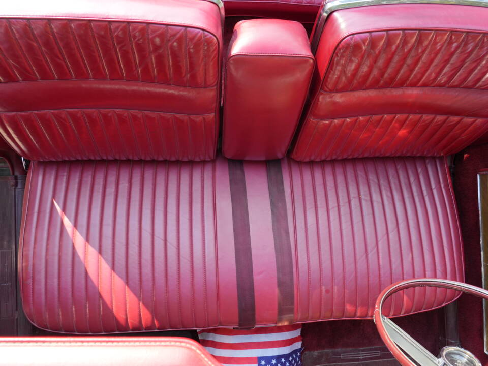 Immagine 33/57 di Lincoln Continental Convertible (1966)
