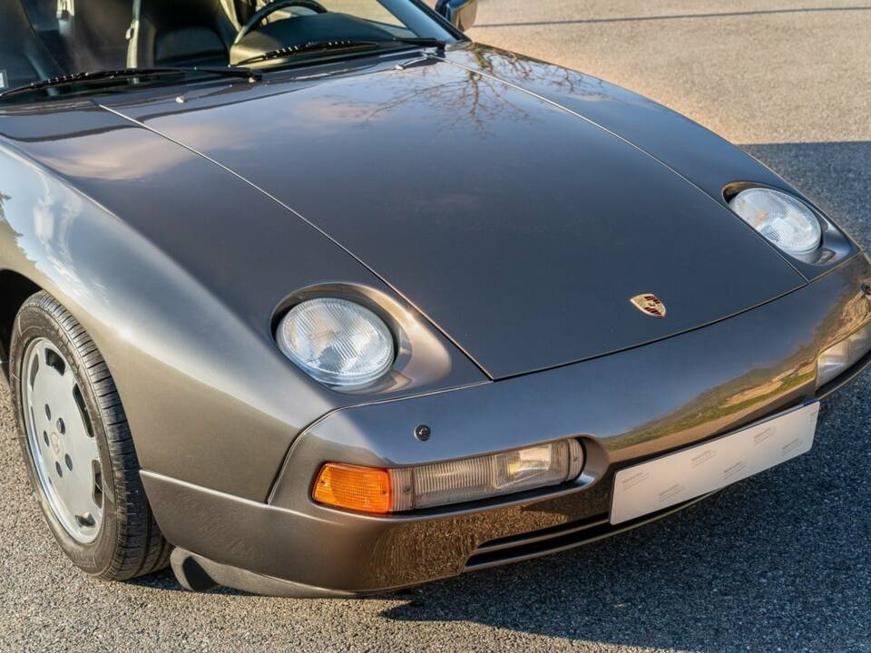 Image 7/30 of Porsche 928 S4 (1989)
