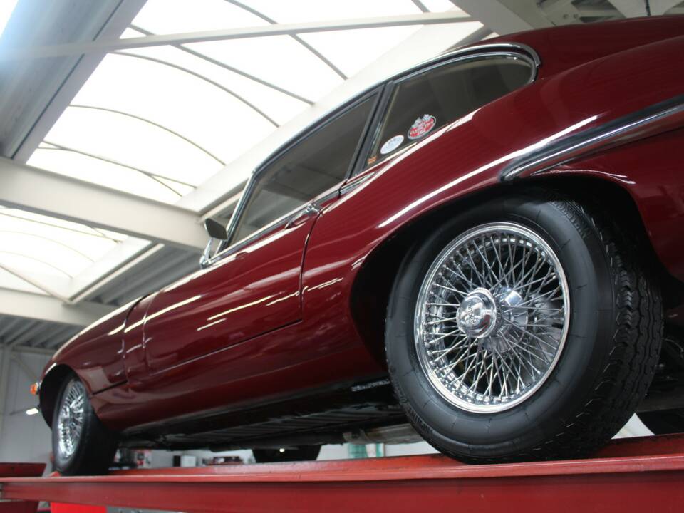 Image 17/50 de Jaguar E-Type (1969)