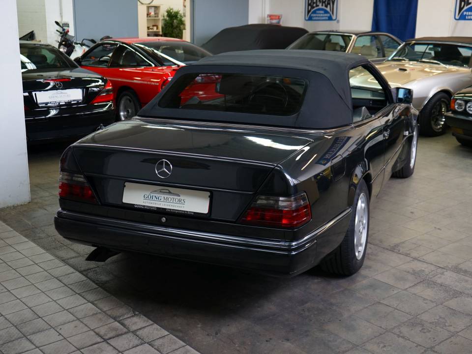 Image 15/34 of Mercedes-Benz E 500 (1995)