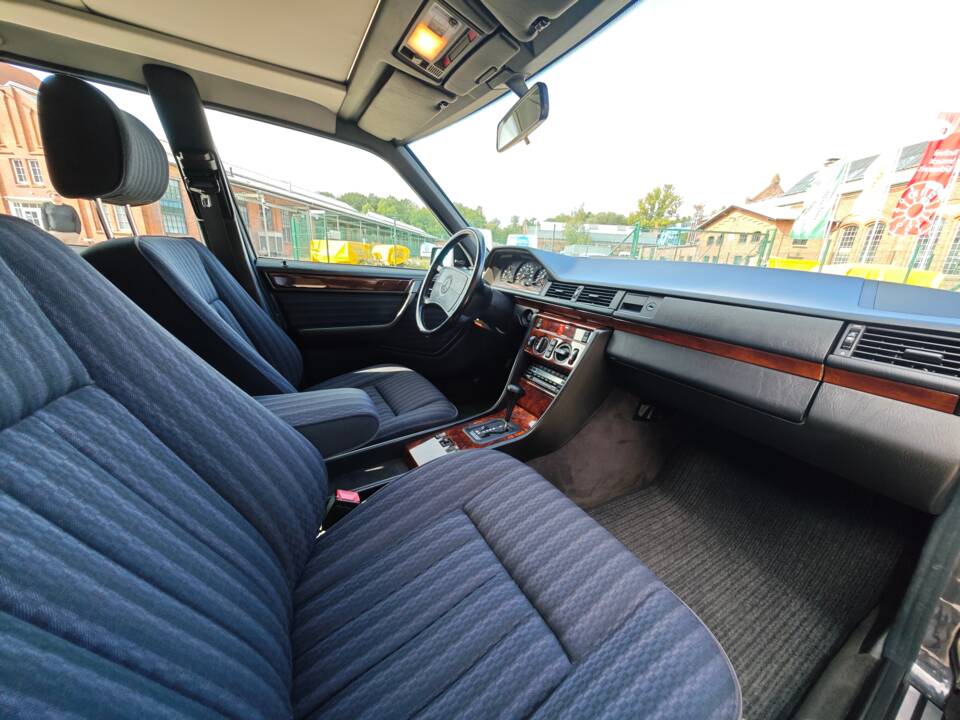 Bild 10/26 von Mercedes-Benz 300 E (1991)