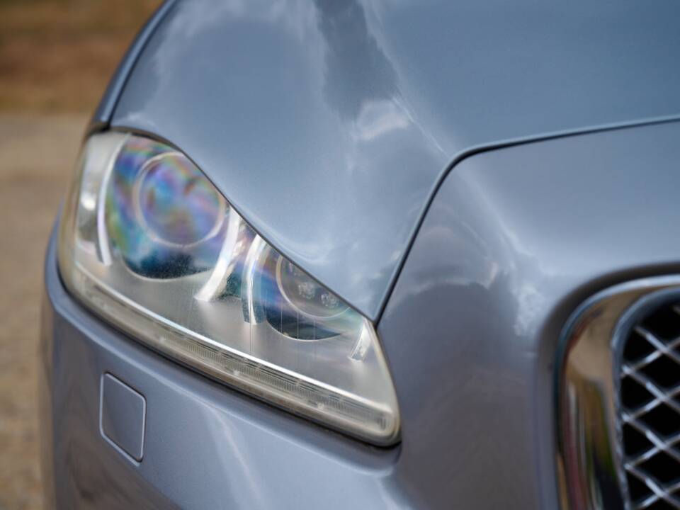 Bild 20/50 von Jaguar XJ 5.0 (2010)