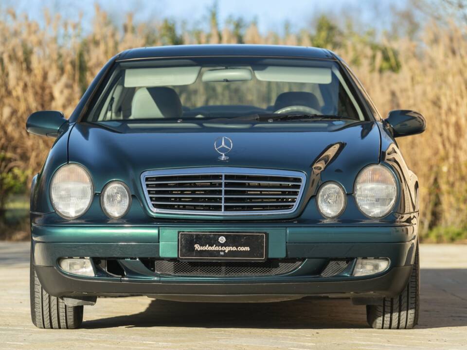 Image 11/50 of Mercedes-Benz CLK 200 (1997)