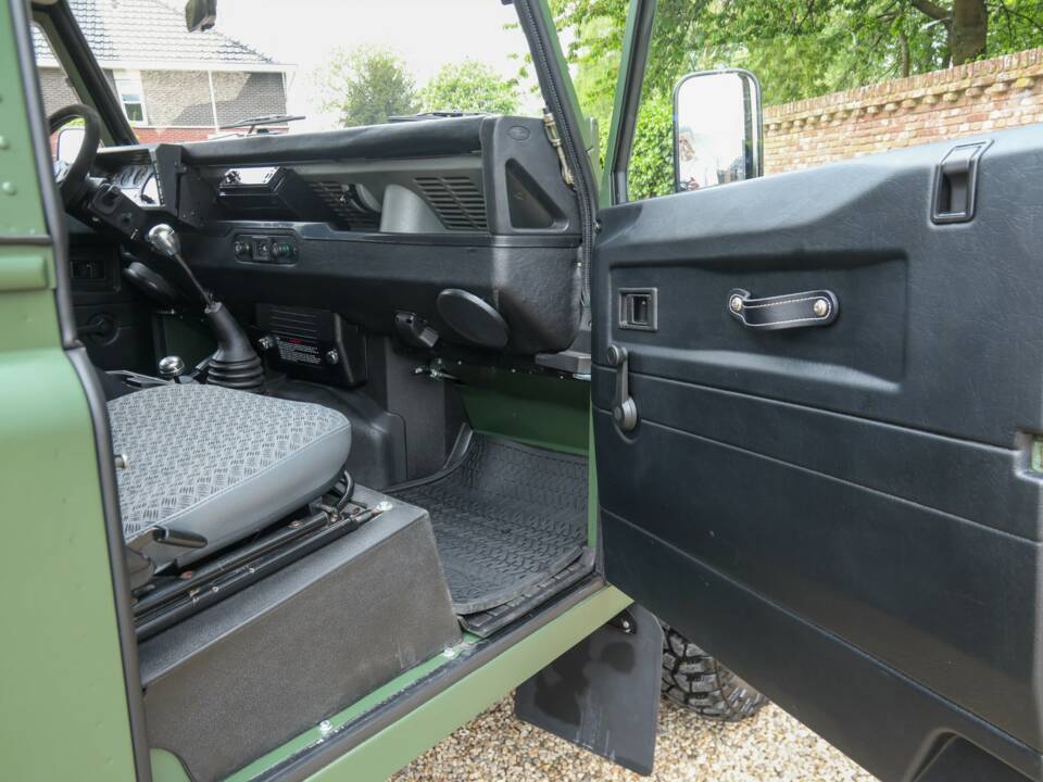 Bild 39/50 von Land Rover 90 (1990)