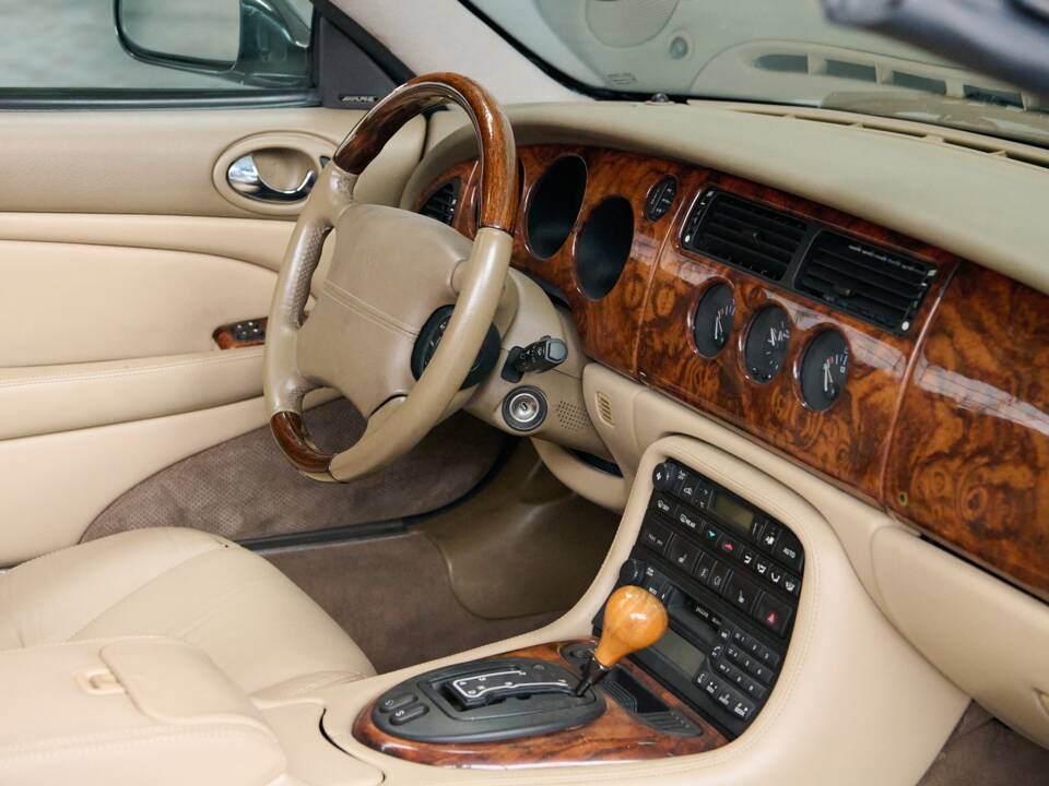 Bild 48/50 von Jaguar XK8 4.0 (2002)
