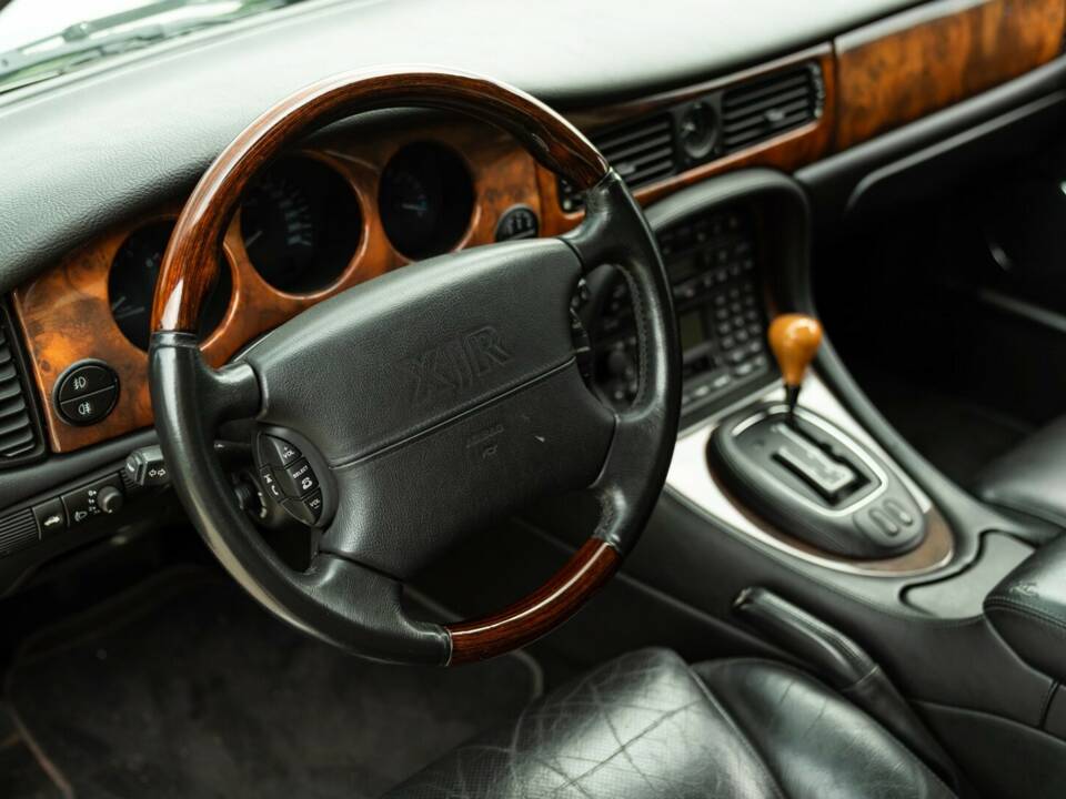 Image 31/50 de Jaguar XJR 4.0 (2000)