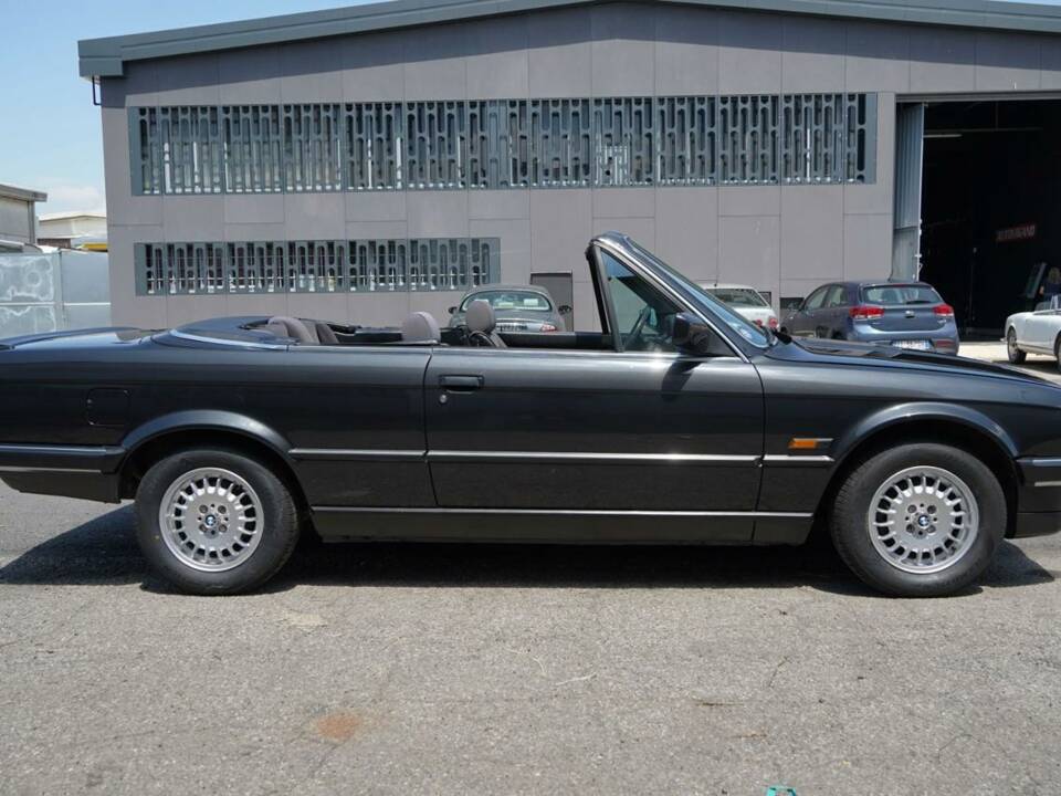 Image 8/19 de BMW 320i (1989)