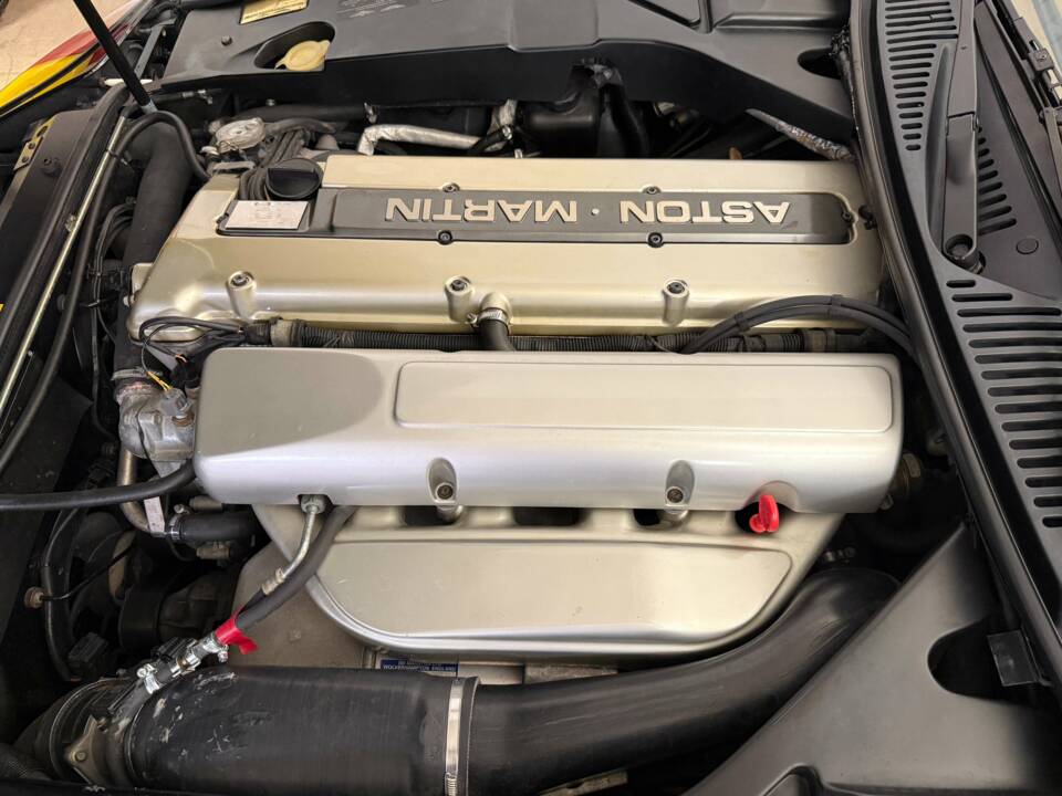 Immagine 5/17 di Aston Martin DB 7 Volante (1998)